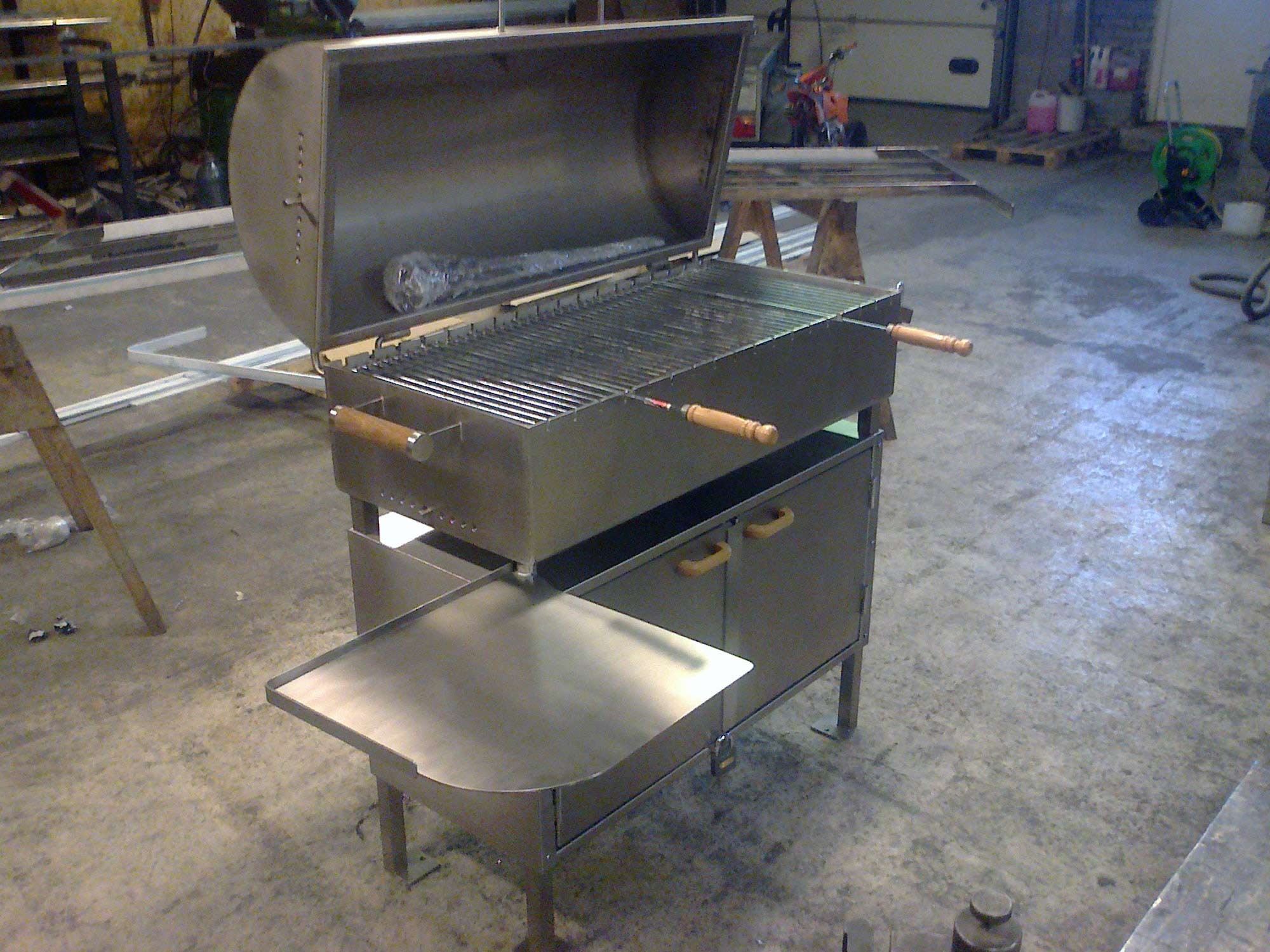 staainless steel bbq with shelf